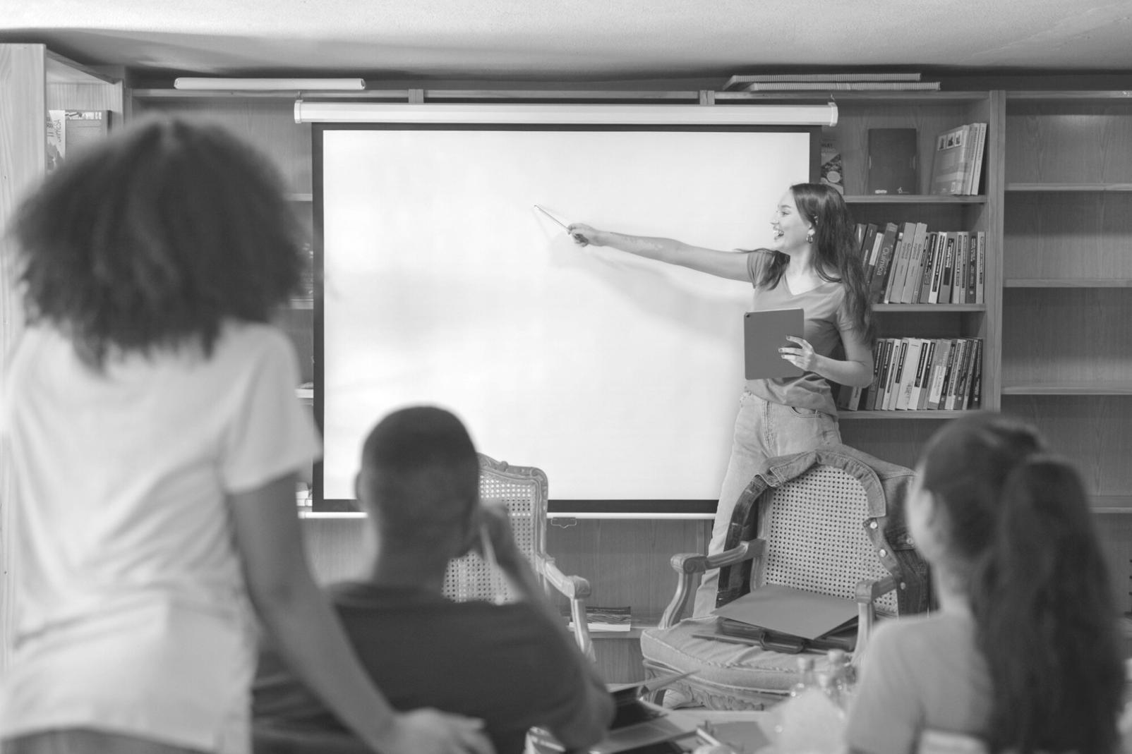 Praktische Anwendung von Geschäftsstrategien in einem modernen Arbeitsumfeld