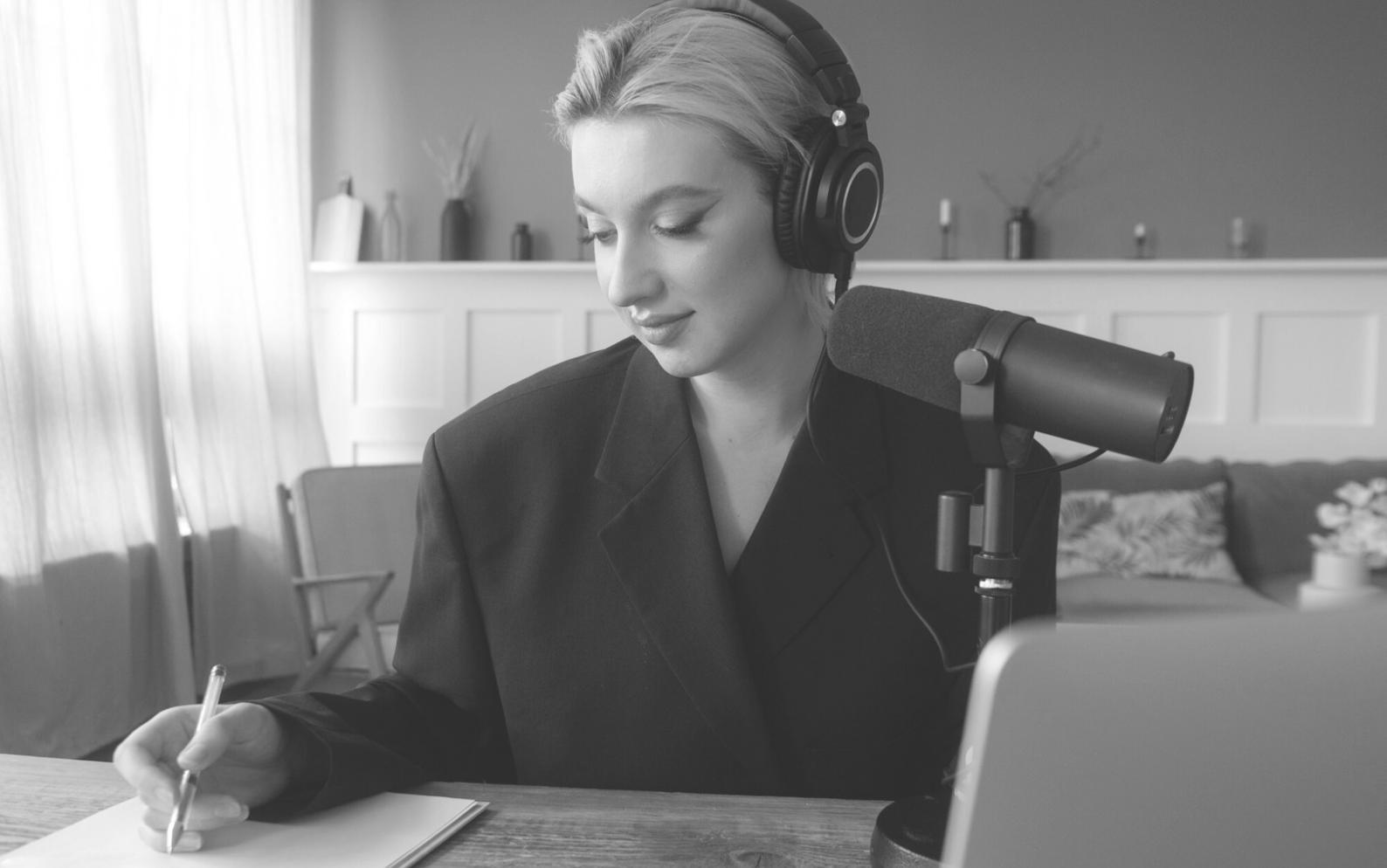 Geschäftsunterlagen und Notizen auf einem Schreibtisch mit Laptop