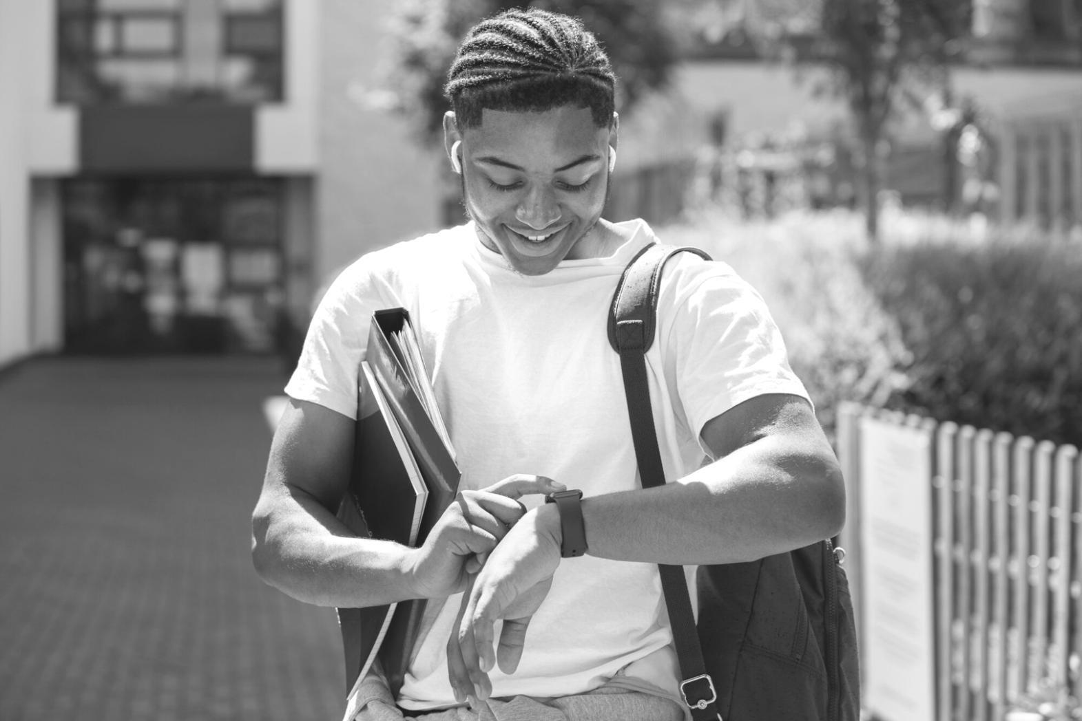 Geschäftsplanung und strategische Diskussion im modernen Büroumfeld
